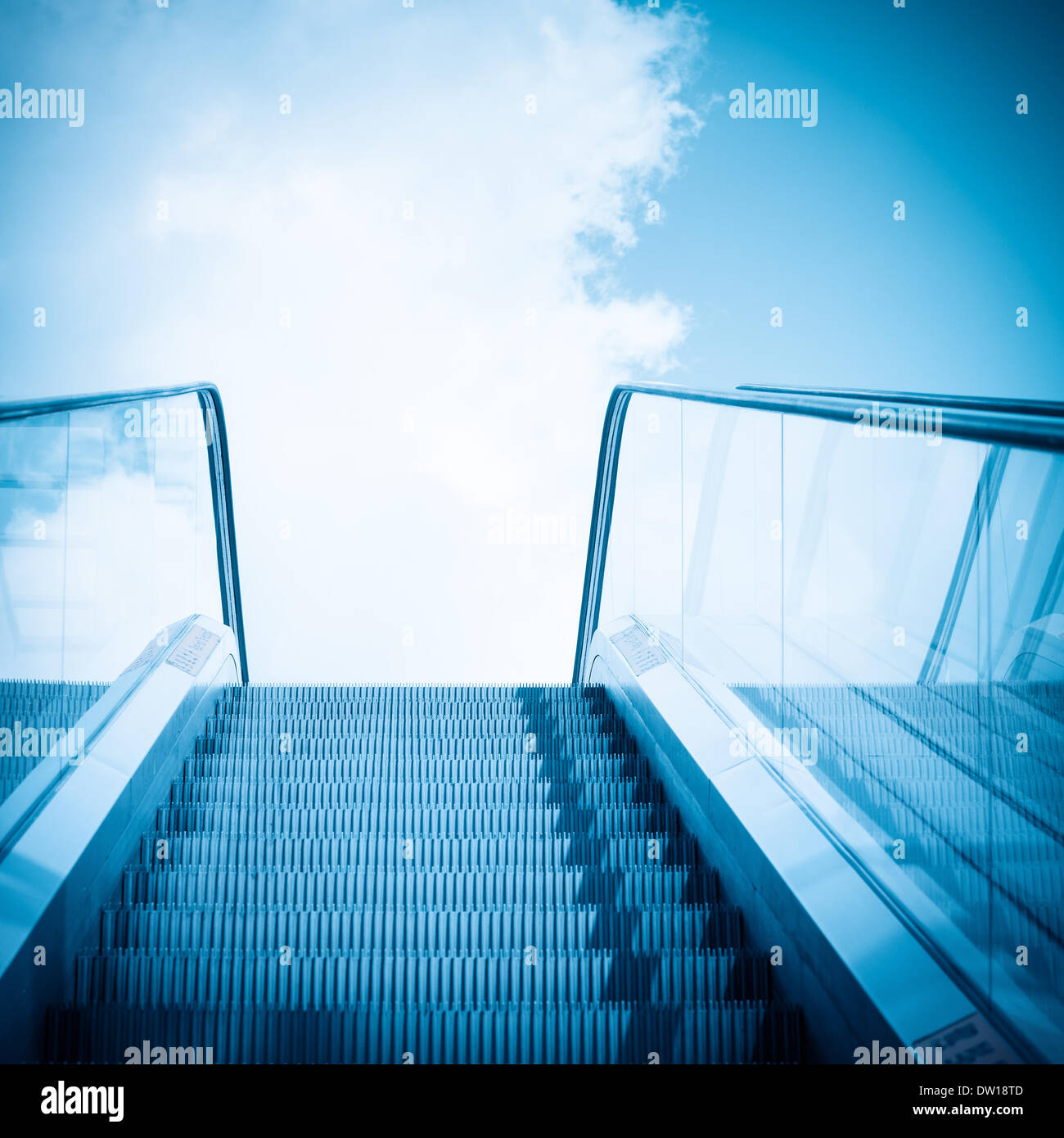 Escalator e cielo blu Foto Stock