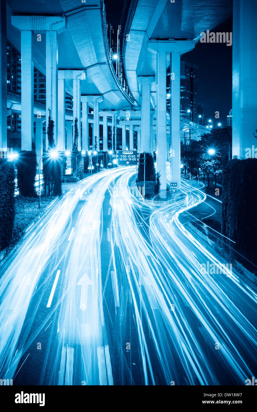 Percorsi di luce al di sotto del viadotto Foto Stock