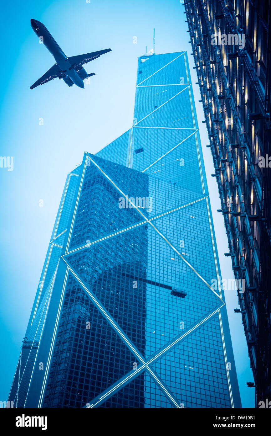 Aereo di linea e moderno edificio di vetro Foto Stock