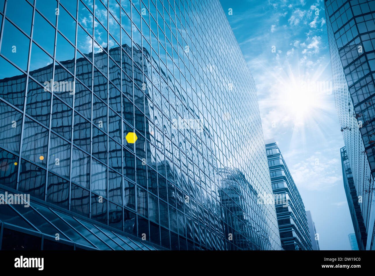Moderno edificio di vetro sotto il cielo blu Foto Stock