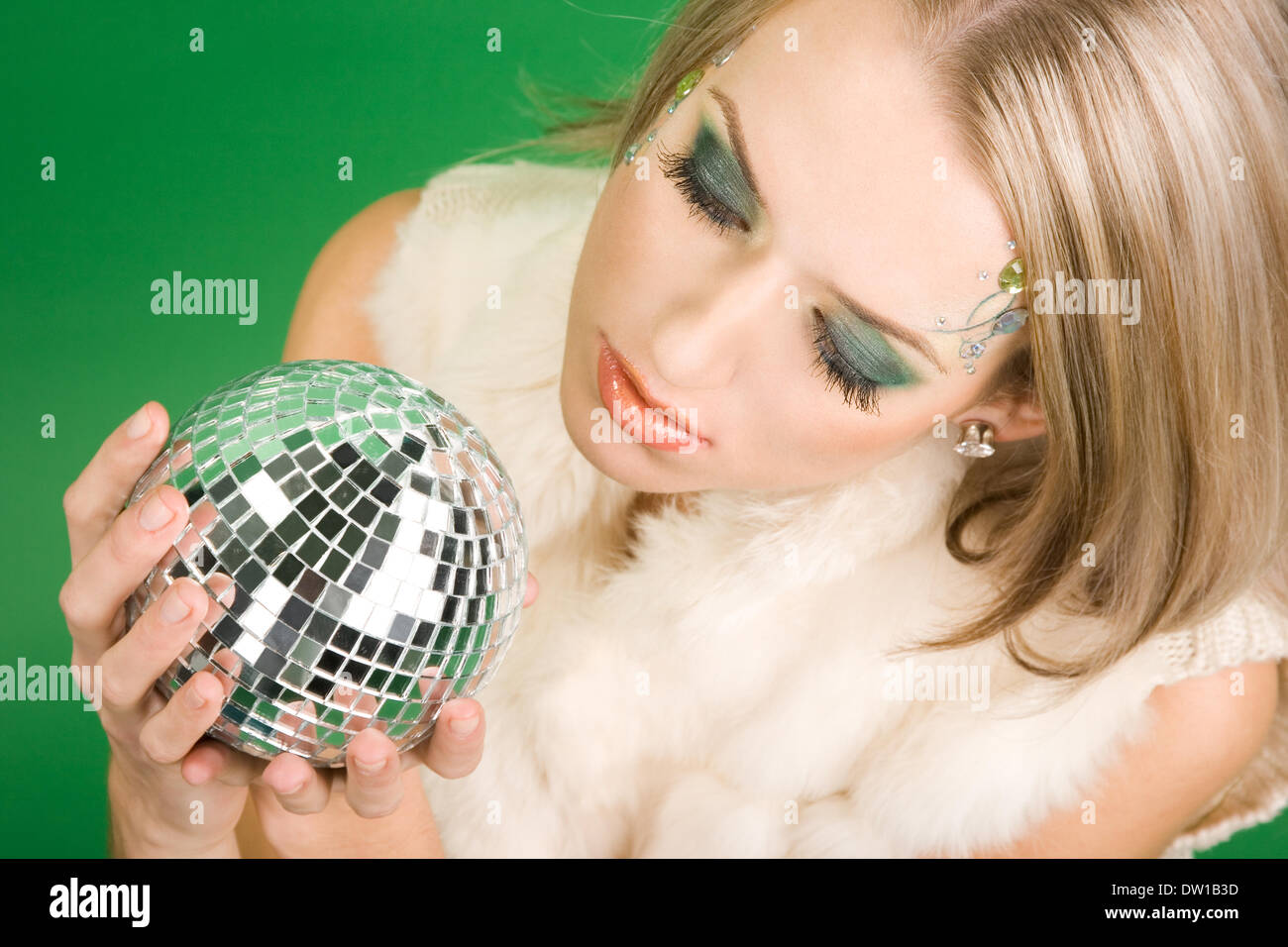 Bellissima ragazza con sfera in argento Foto Stock