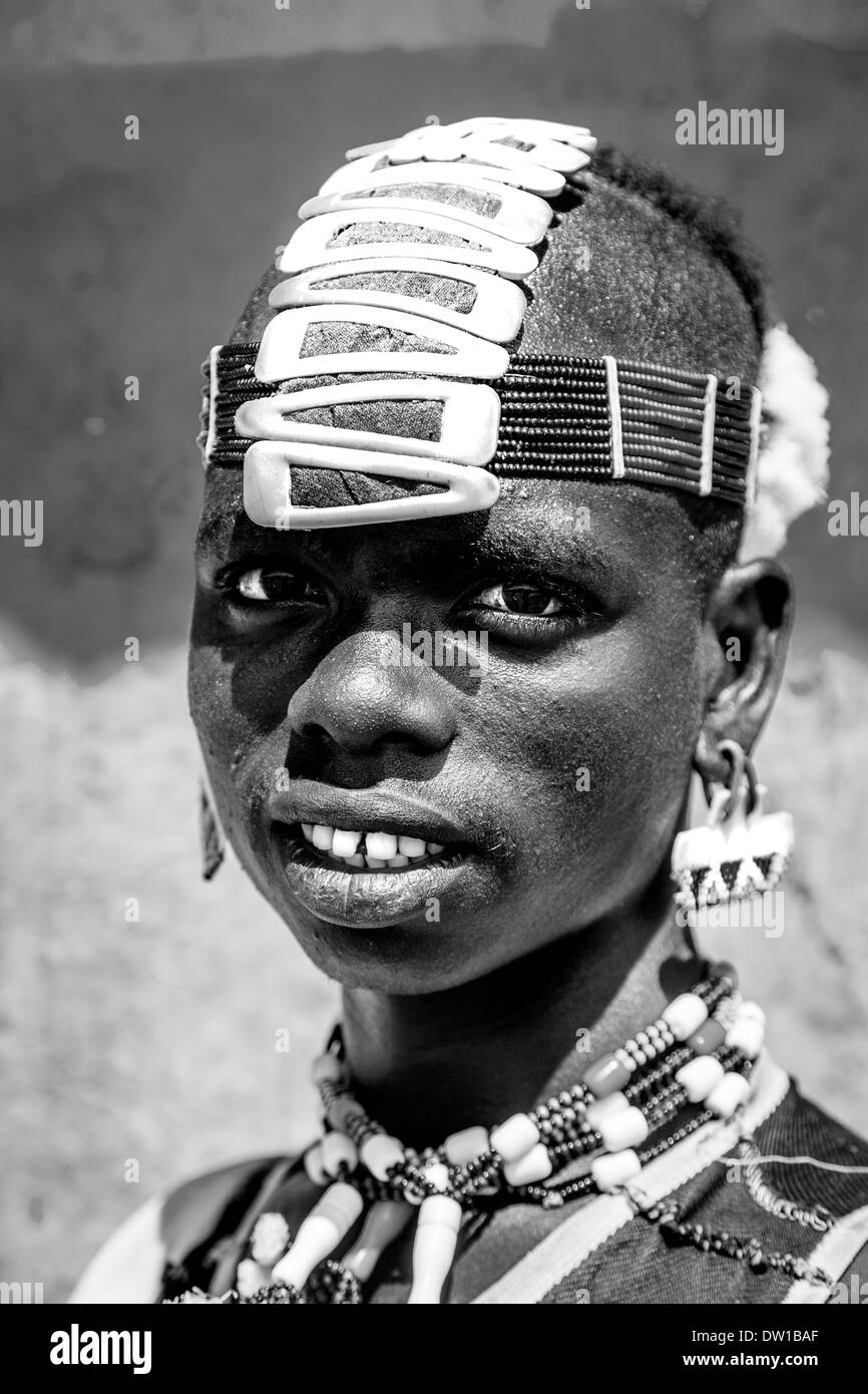 Ritratto di un giovane uomo dalla banna tribù, chiave lontano, Valle dell'Omo, Etiopia Foto Stock