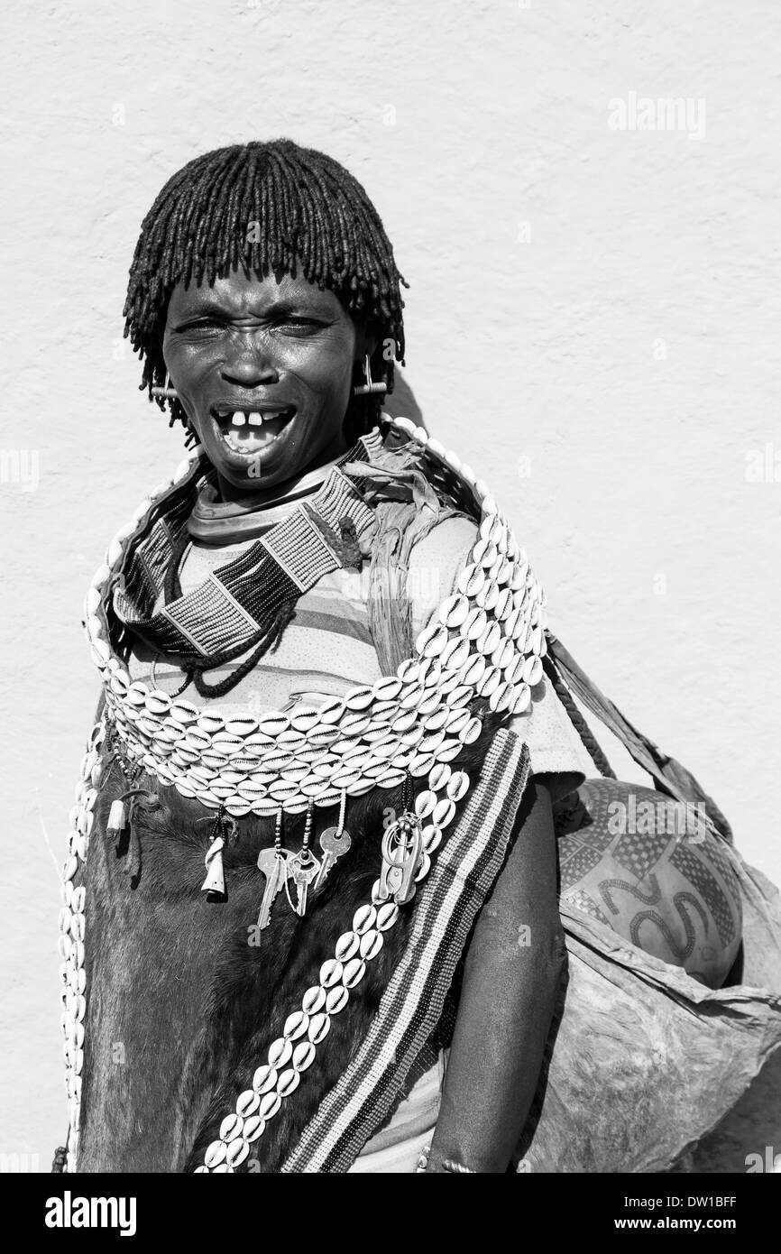 Ritratto di una donna dalla banna tribù, chiave lontano, Valle dell'Omo, Etiopia Foto Stock