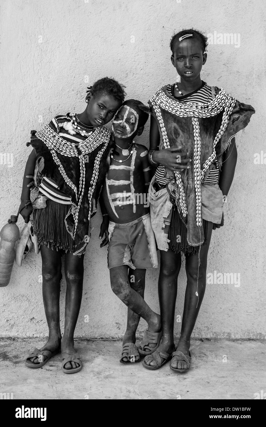 I bambini dalla tribù Tsemay presso il mercato del giovedì in chiave lontano, Valle dell'Omo, Etiopia Foto Stock