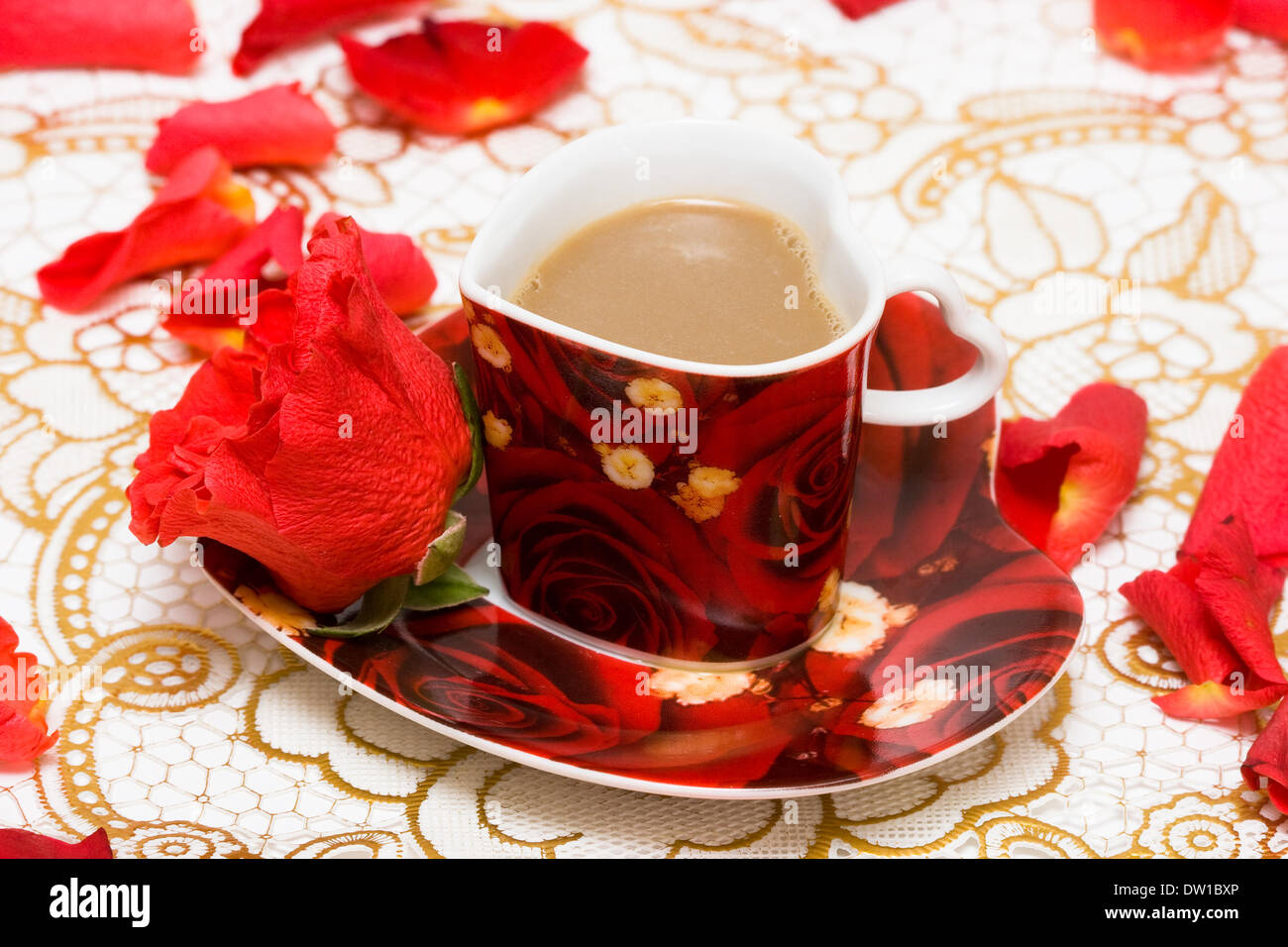 Red tazza di caffè con rose Foto Stock