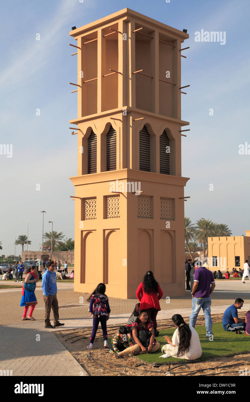 Emirati Arabi Uniti Dubai, Shindagha Area Patrimonio, torri del vento, persone Foto Stock