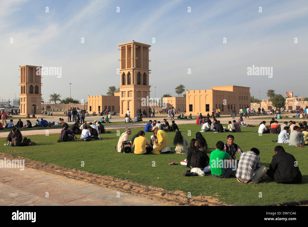 Emirati Arabi Uniti Dubai, Shindagha Area Patrimonio, torri del vento, persone Foto Stock