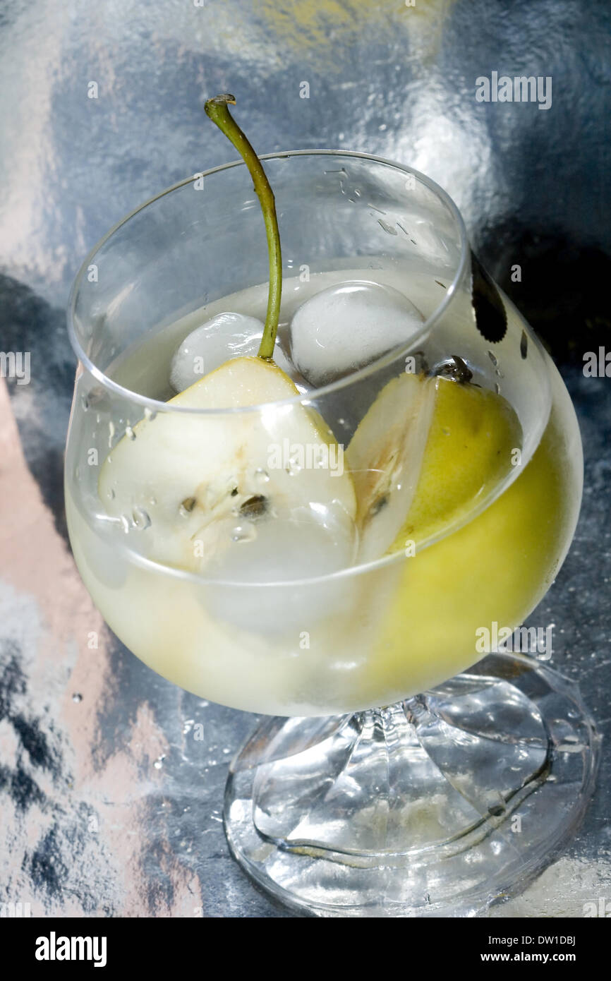 Pera in vetro con martini e ghiaccio Foto Stock