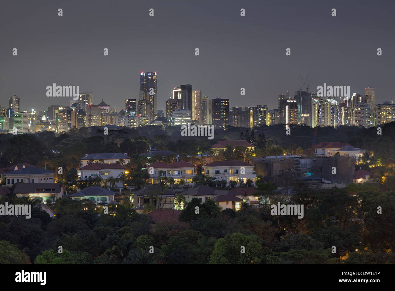 Singapore case private con il Distretto Centrale degli Affari CBD Skyline che costituiscono lo sfondo di notte Foto Stock