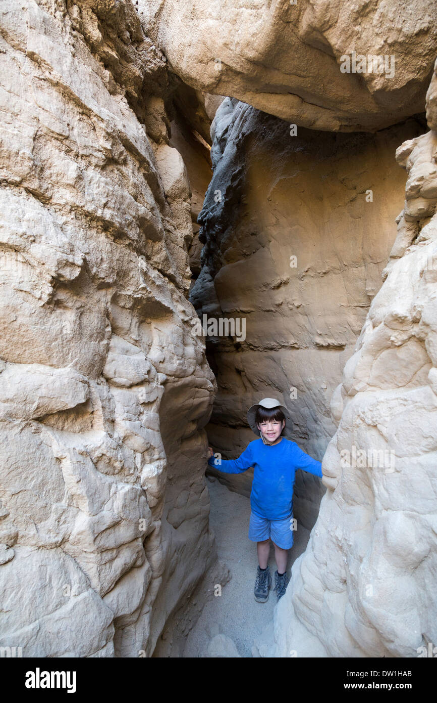 5 anno vecchio ragazzo escursionismo in uno slot canyon in Anza Borrego Desert State Park, California Foto Stock