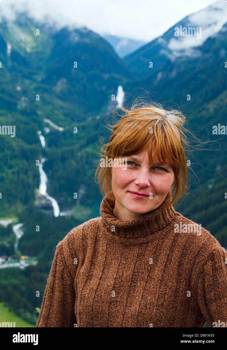 Alpi montagna d'estate e il ritratto di donna. Foto Stock