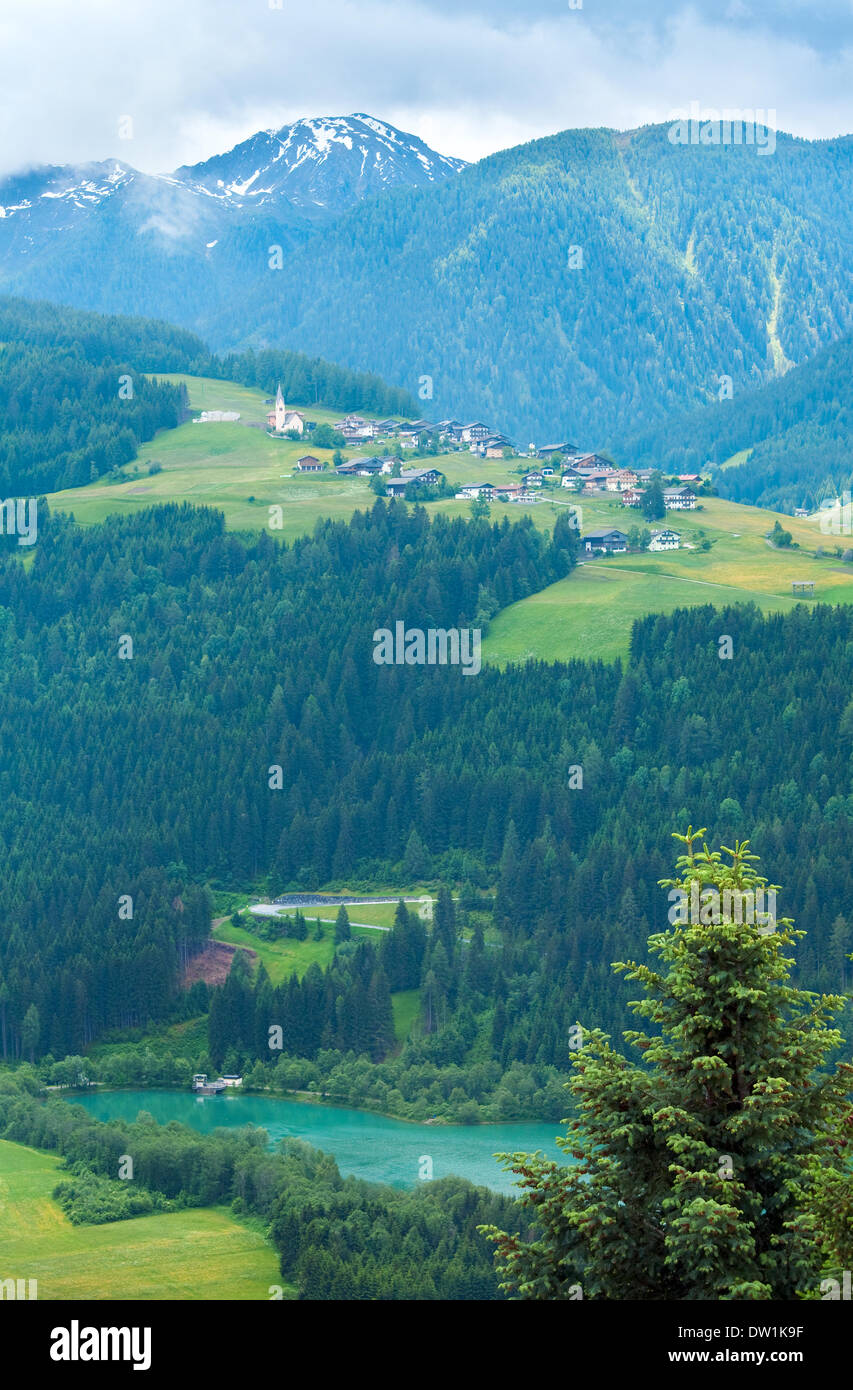 Estate in montagna vista del paese. Foto Stock