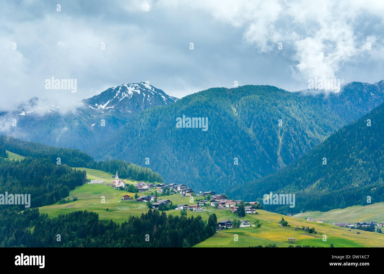 Estate in montagna vista del paese. Foto Stock
