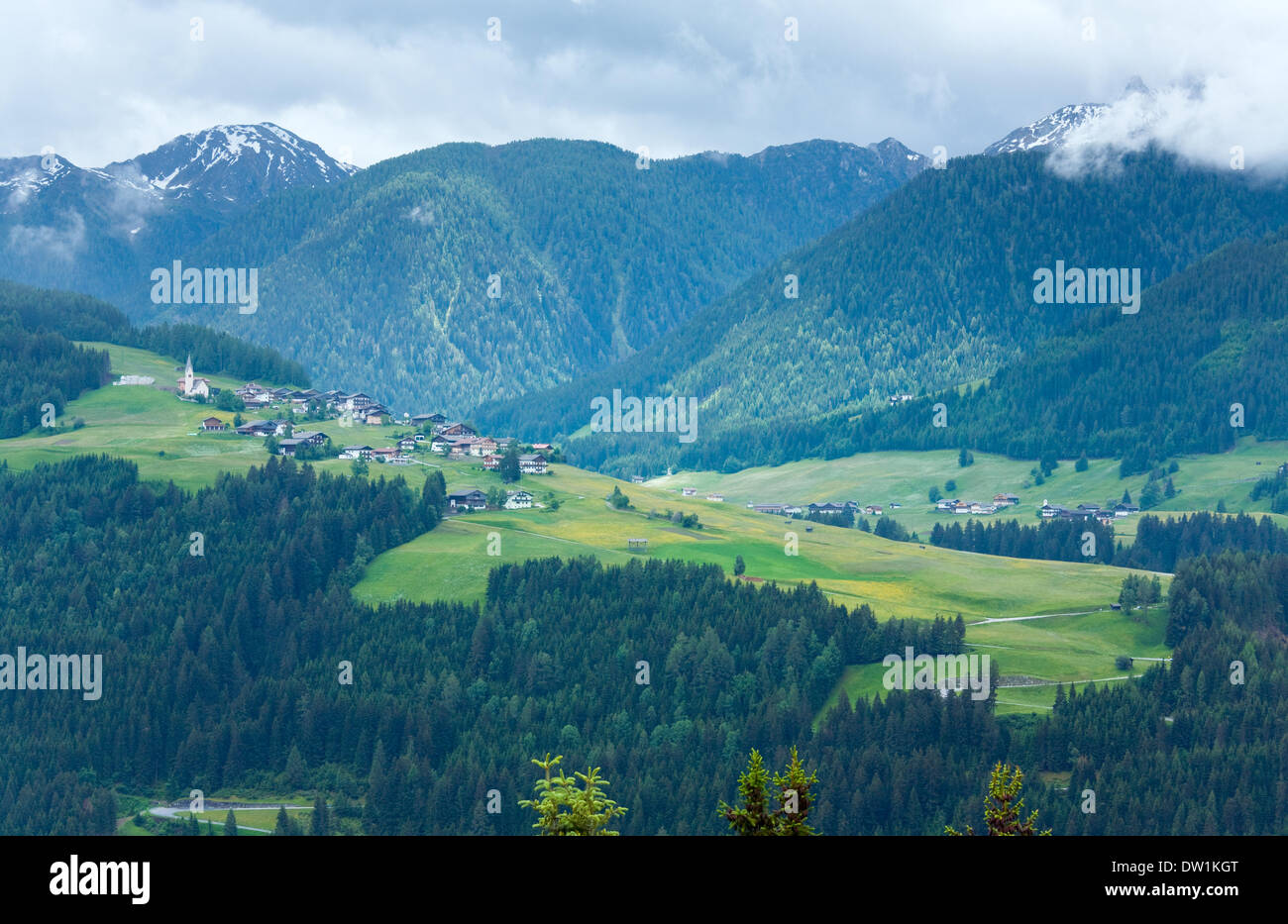 Estate in montagna vista del paese. Foto Stock