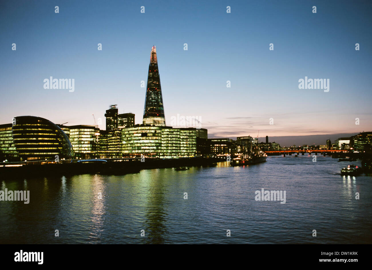 La riva sud del fiume Tamigi in serata, Londra UK, con la Shard Foto Stock
