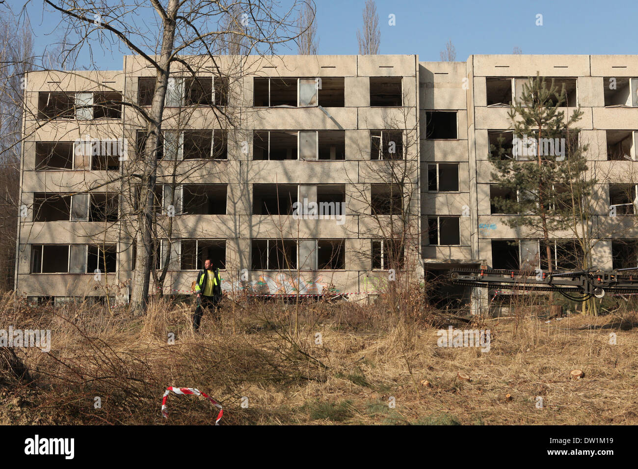 Milovice, Repubblica Ceca. Il 25 febbraio 2014. Una dimora abbandonata edificio che è stato utilizzato per l'esercito sovietico ufficiali nell area del militare sovietica in base Milovice, situato a circa 40 km da Praga, Repubblica Ceca. Rovine della ex Unione Sovietica base militare in Milovice sono per essere demolita nei prossimi mesi per fare spazio a nuovi edifici. La base è stata abbandonata per più di venti anni, dal momento che le truppe sovietiche a sinistra della Cecoslovacchia nel 1991. Ora il abbandonata base militare sopravvive per ultimi giorni. Foto Stock