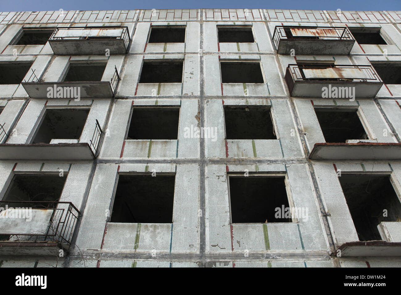 Milovice, Repubblica Ceca. Il 25 febbraio 2014. Una dimora abbandonata edificio che è stato utilizzato per l'esercito sovietico ufficiali nell area del militare sovietica in base Milovice, situato a circa 40 km da Praga, Repubblica Ceca. Rovine della ex Unione Sovietica base militare in Milovice sono per essere demolita nei prossimi mesi per fare spazio a nuovi edifici. La base è stata abbandonata per più di venti anni, dal momento che le truppe sovietiche a sinistra della Cecoslovacchia nel 1991. Ora il abbandonata base militare sopravvive per ultimi giorni. Foto Stock