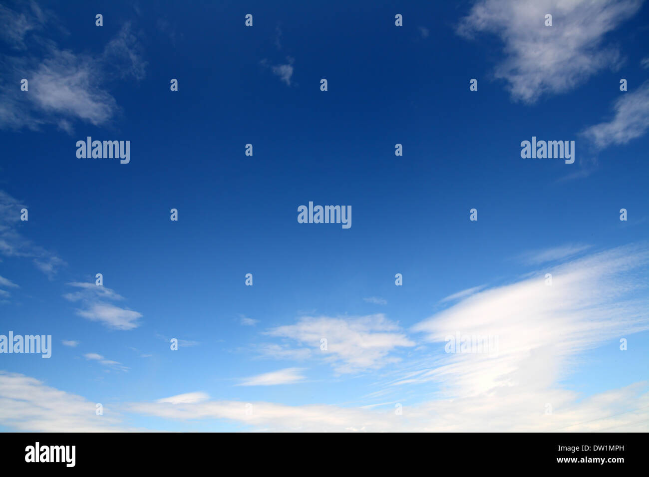 Profondo cielo blu con nuvole Foto Stock