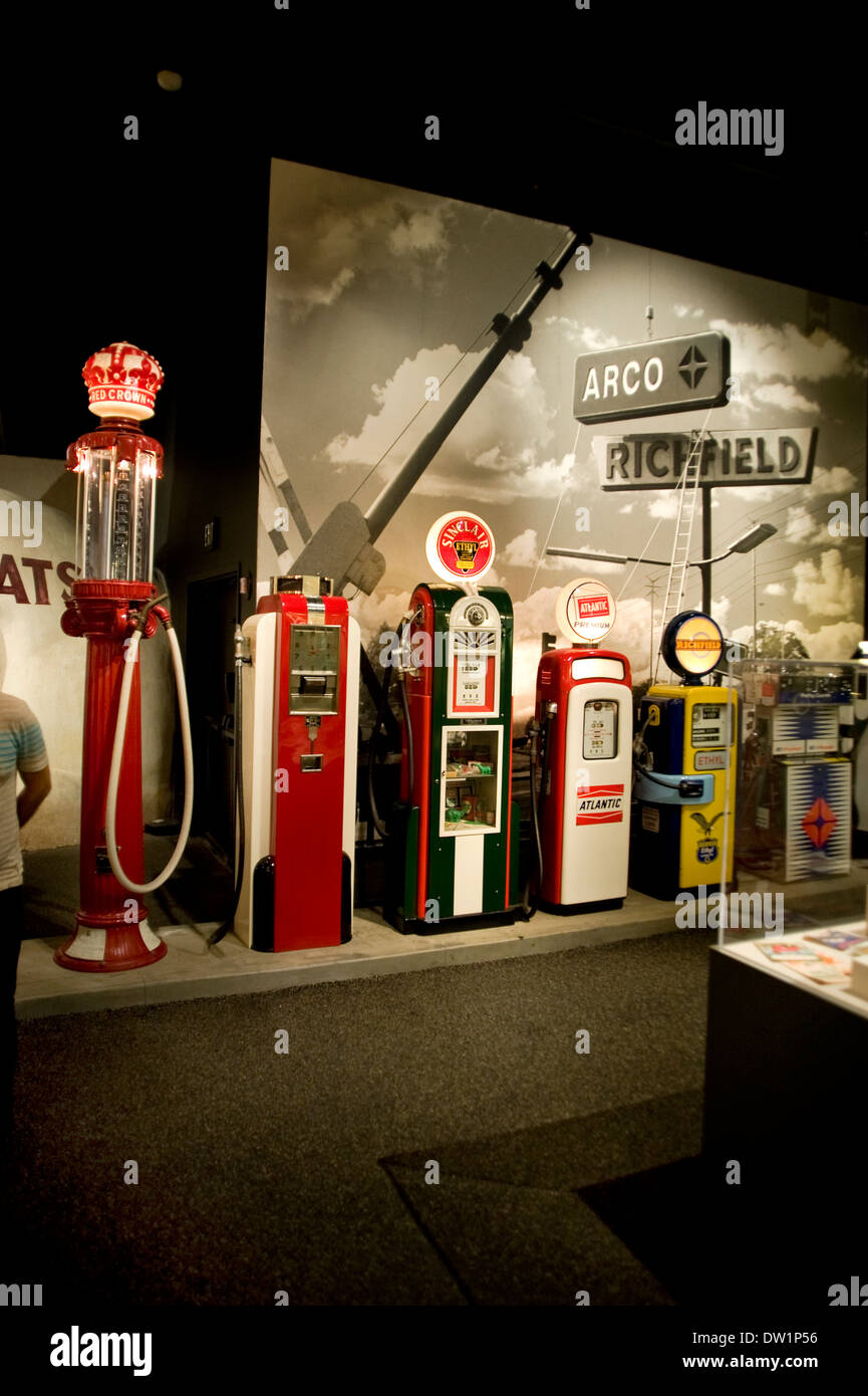 Antiquariato pompe del gas sul display al Petersen Automotive Museum di Los Angeles Foto Stock