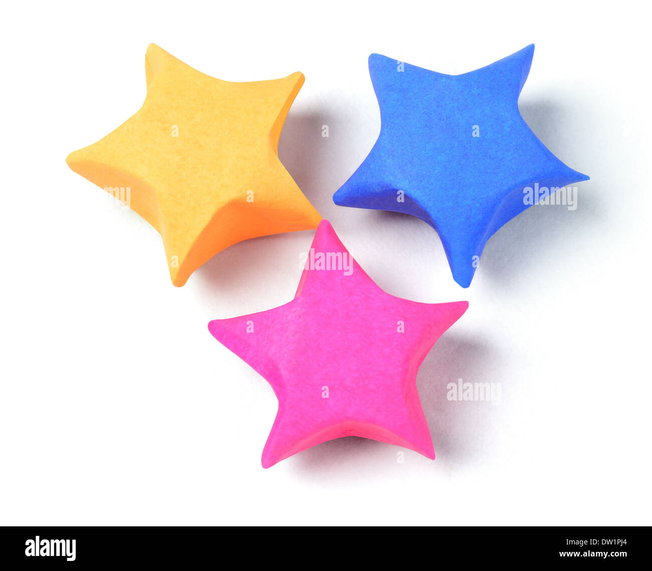Colorata carta origami stelle su sfondo bianco Foto Stock
