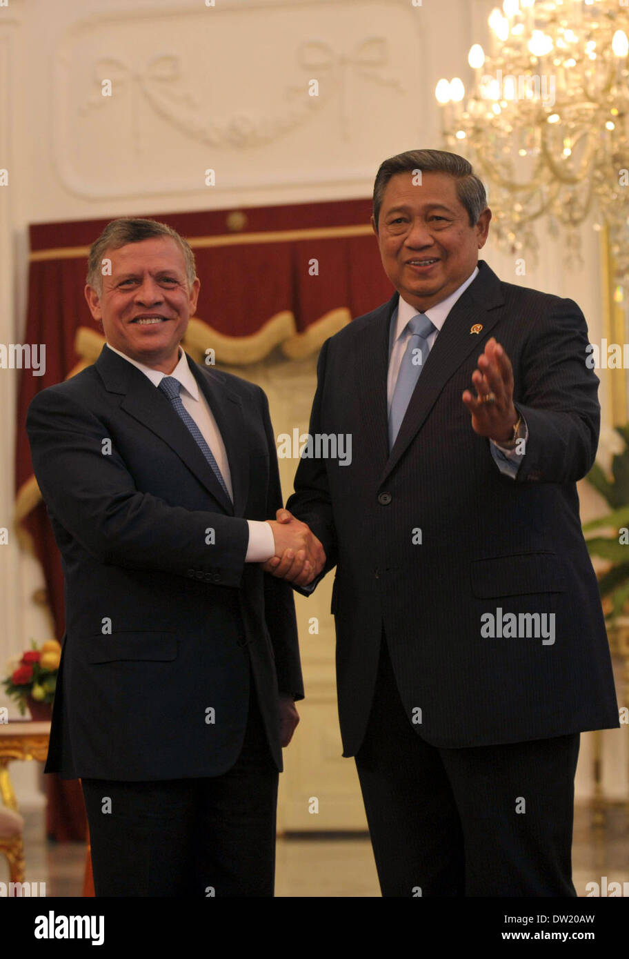 Jakarta. 26 Febbraio, 2014. Il presidente indonesiano Susilo Bambang Yudhoyono (R), si incontra con il re in Giordania Abdullah II nel Palazzo Presidenziale di Giacarta Feb 26, 2014. © Agung Kuncahya B./Xinhua/Alamy Live News Foto Stock