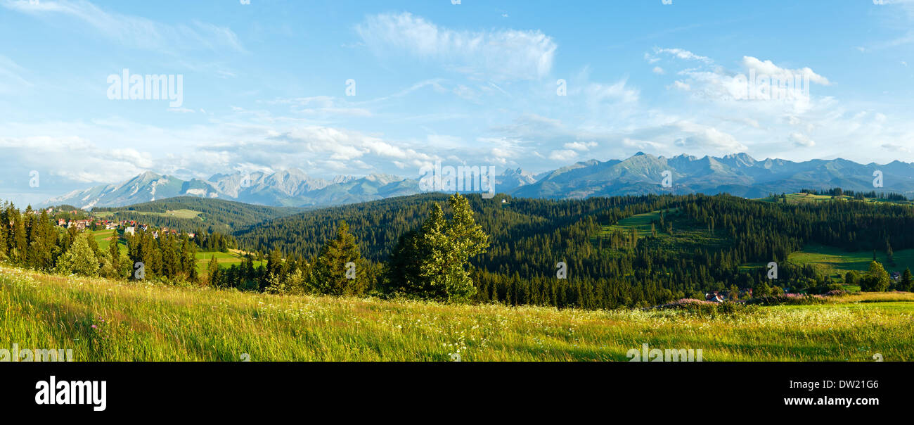 Estate in montagna paese sera panorama. Foto Stock