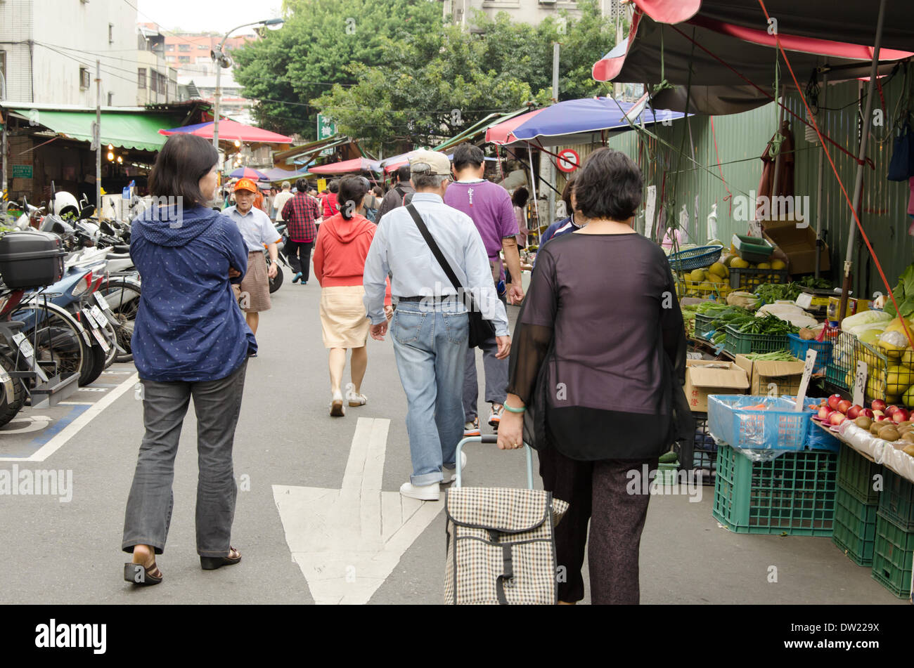 La gente a piedi nel mercato tradizionale Foto Stock