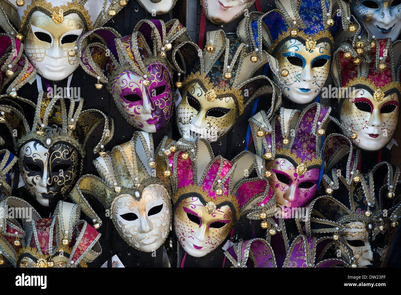 Venezia, Italia. 25 feb 2014. Carnivale maschere di tutti i colori e disegni sono in vendita su Venezia. Nella foto qui sono simili maschere in diversi colori sul lato di uno stallo. Venezia Carnivale Credito: MeonStock/Alamy Live News Foto Stock