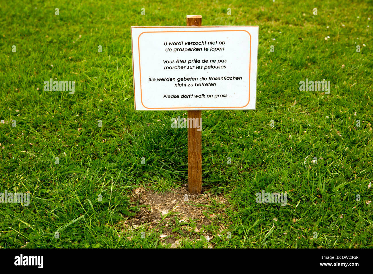 Si prega di non camminare sull'erba firmare a Bruxelles Belgio Foto Stock