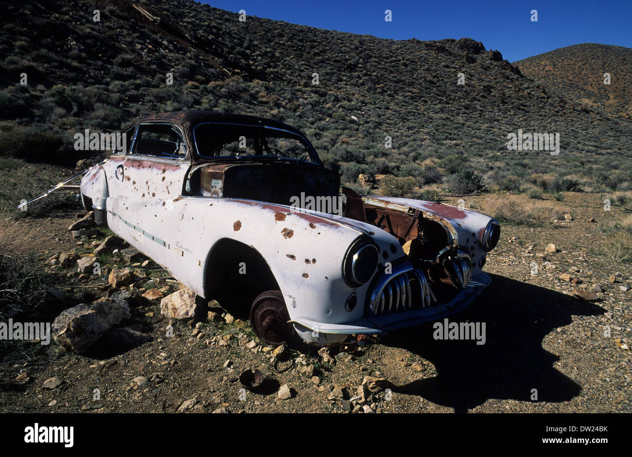 Elk248-2479 California, Parco Nazionale della Valle della Morte, Harrisburg, vecchio arrugginito fuori auto Foto Stock