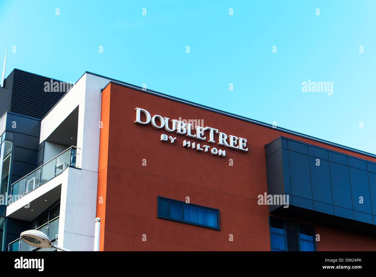 Double tree by Hilton hotel segno costruendo la facciata esterna al di fuori del pool Brayford Lincoln City Inghilterra Lincolnshire UK GB Foto Stock