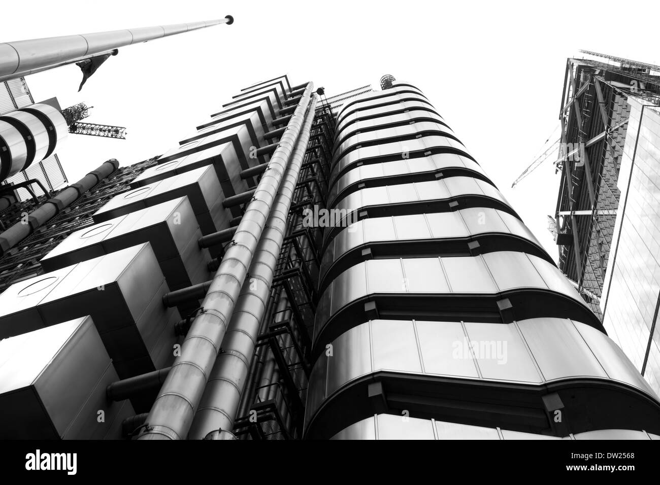 Osservando il Lloyd s di Londra edificio dal livello del suolo. Foto Stock