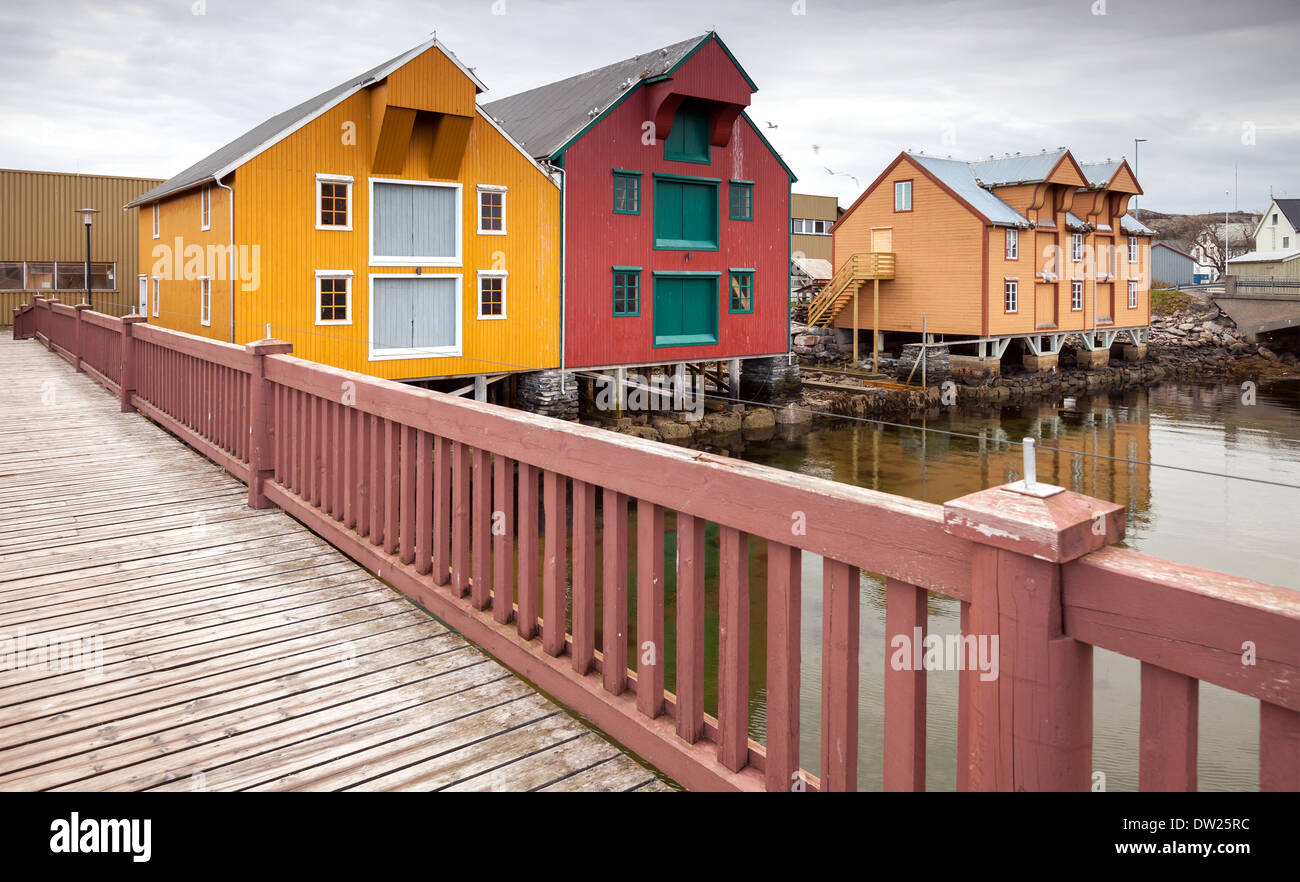 Paesaggio con case colorate nel villaggio di pescatori. Rorvik, Norvegia Foto Stock
