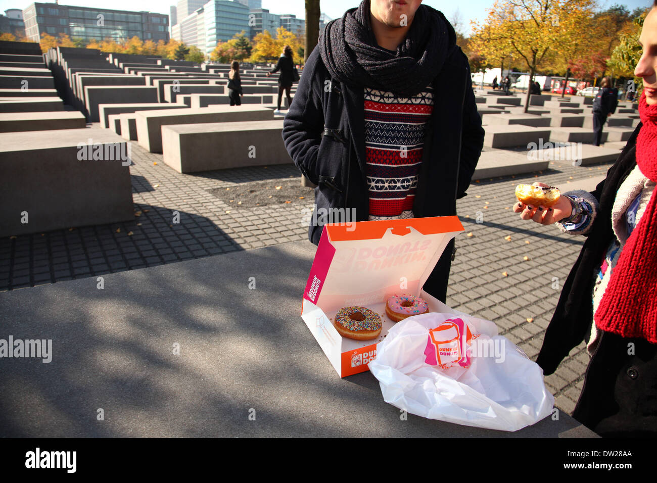 Una giovane coppia dalla Germania sudoccidentale di mangiare le ciambelle all'Olocausto Momument a Berlino, Ottobre 03, 2013. Sempre di più i turisti vengono a Berlino. La foto è parte di una serie sul turismo a Berlino. Foto. Wolfram Steinberg dpa Foto Stock