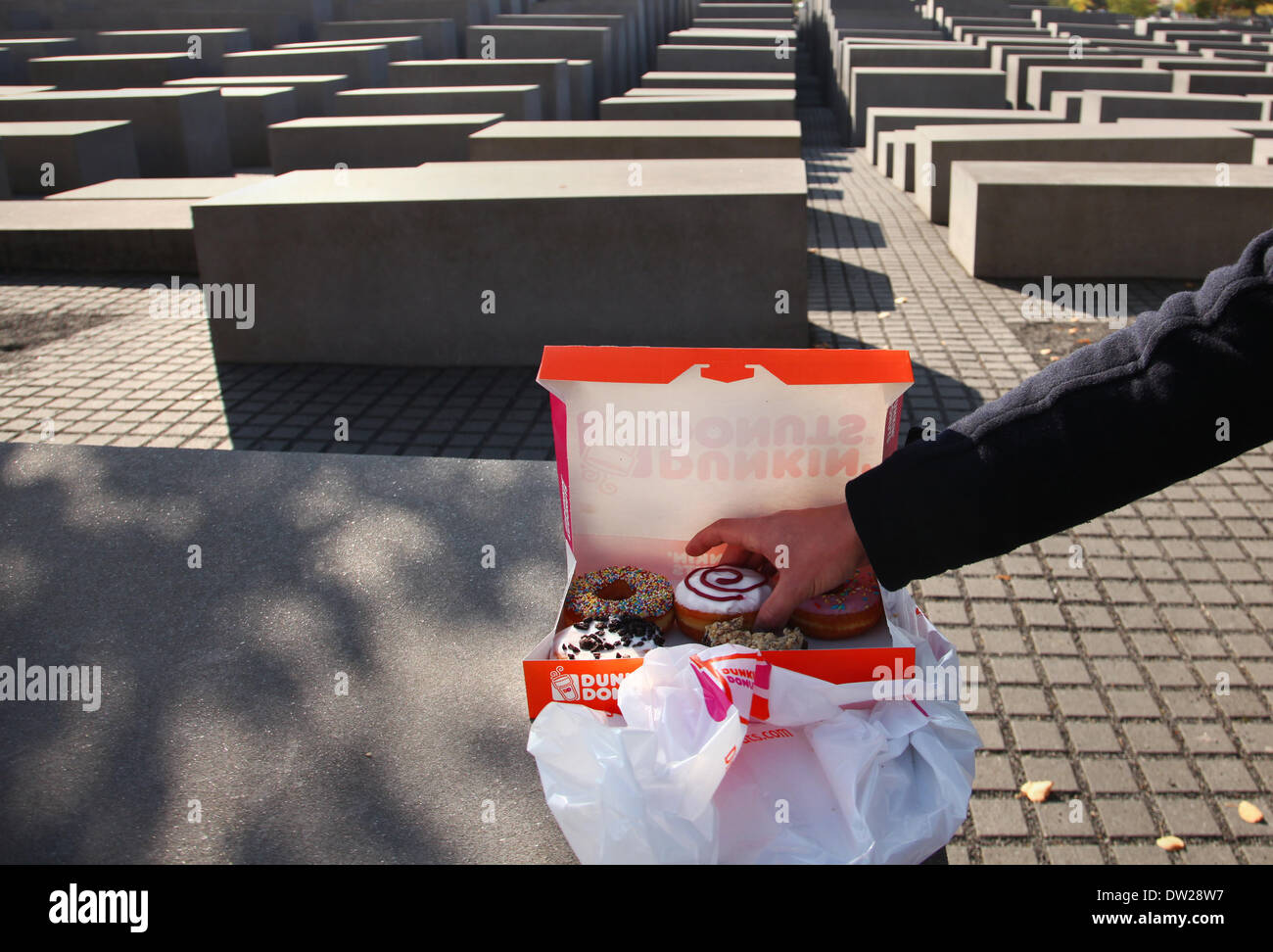 Una giovane coppia dalla Germania sudoccidentale di mangiare le ciambelle all'Olocausto Momument a Berlino, Ottobre 03, 2013. Sempre di più i turisti vengono a Berlino. La foto è parte di una serie sul turismo a Berlino. Foto. Wolfram Steinberg dpa Foto Stock
