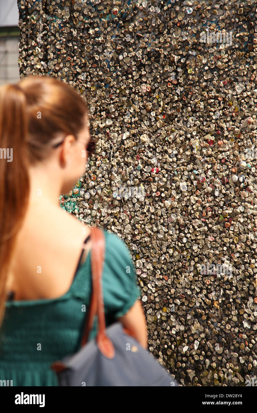 Un turista in piedi di fronte ad un muro di gomma' a Potsdamer Platz di Berlino, 15 agosto 2013. Un numero sempre maggiore di turisti venuti per la capitale tedesca ogni anno. La foto è parte di una serie sul turismo a Berlino. Foto: Wolfram Steinberg dpa Foto Stock