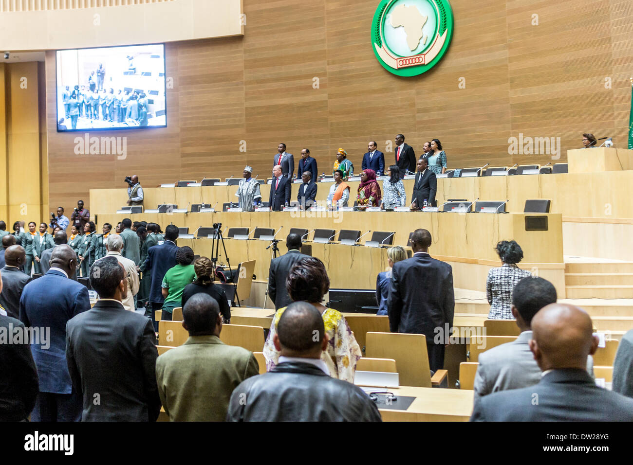 Etiopia ad Addis Abeba. Il 26 febbraio 2014. Elevato livello delegazione dell Unione Africana di stand per l Unione Africana inno durante la prima visita ufficiale di Sua Eccellenza il signor Il sig. Mohamed Ould Abdel Aziz, Presidente della Repubblica islamica di Mauritania, come il nuovo Presidente dell Unione Africana, il 26 febbraio 2014, all'Unione africana la sede centrale della Commissione, in Etiopia ad Addis Abeba. Credito: Dereje Belachew/Alamy Live News Foto Stock