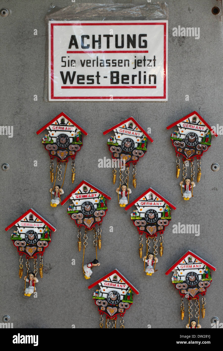 Plastica orologi a cucù sono visti in un negozio di souvenir vicino a Potsdamer Platz di Berlino, luglio, 16, 2013. Sempre di più i turisti vengono a Berlino. La foto è parte di una serie sul turismo a Berlino. Foto. Wolfram Steinberg dpa Foto Stock