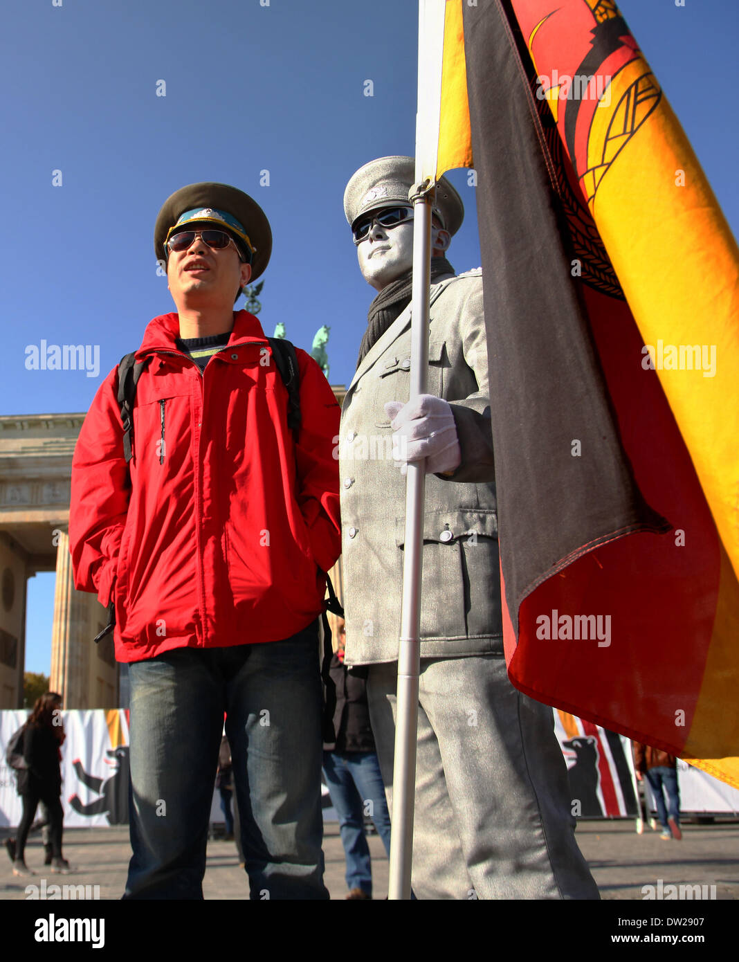 Un turista asiatico (l) in posa per una foto alla Porta di Brandeburgo a Berlino, Ottobre 03, 2013. Un numero sempre maggiore di turisti venuti per la capitale tedesca ogni anno. La foto è parte di una serie sul turismo a Berlino. Foto. Wolfram Steinberg dpa Foto Stock