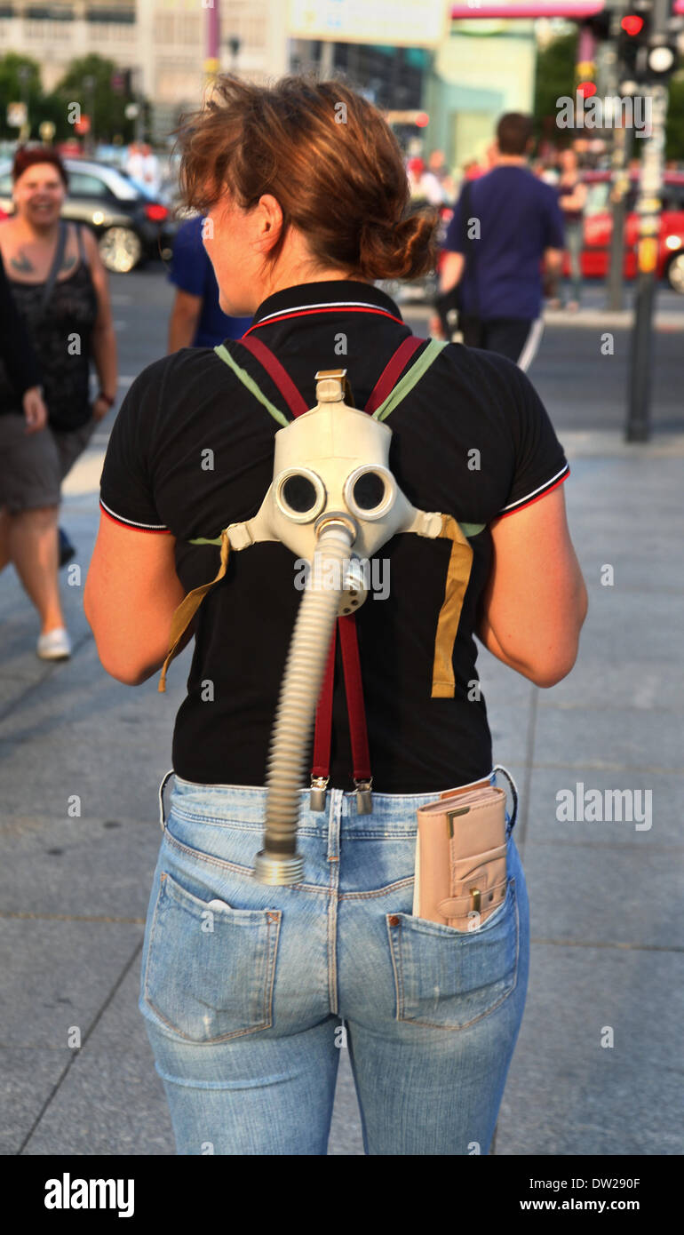 Un turista tedesco porta una maschera a gas a Potsdamer Platz a Berlino, agosto 08, 2013. Un numero sempre maggiore di turisti venuti per la capitale tedesca ogni anno. La foto è parte di una serie sul turismo a Berlino. Foto. Wolfram Steinberg dpa Foto Stock