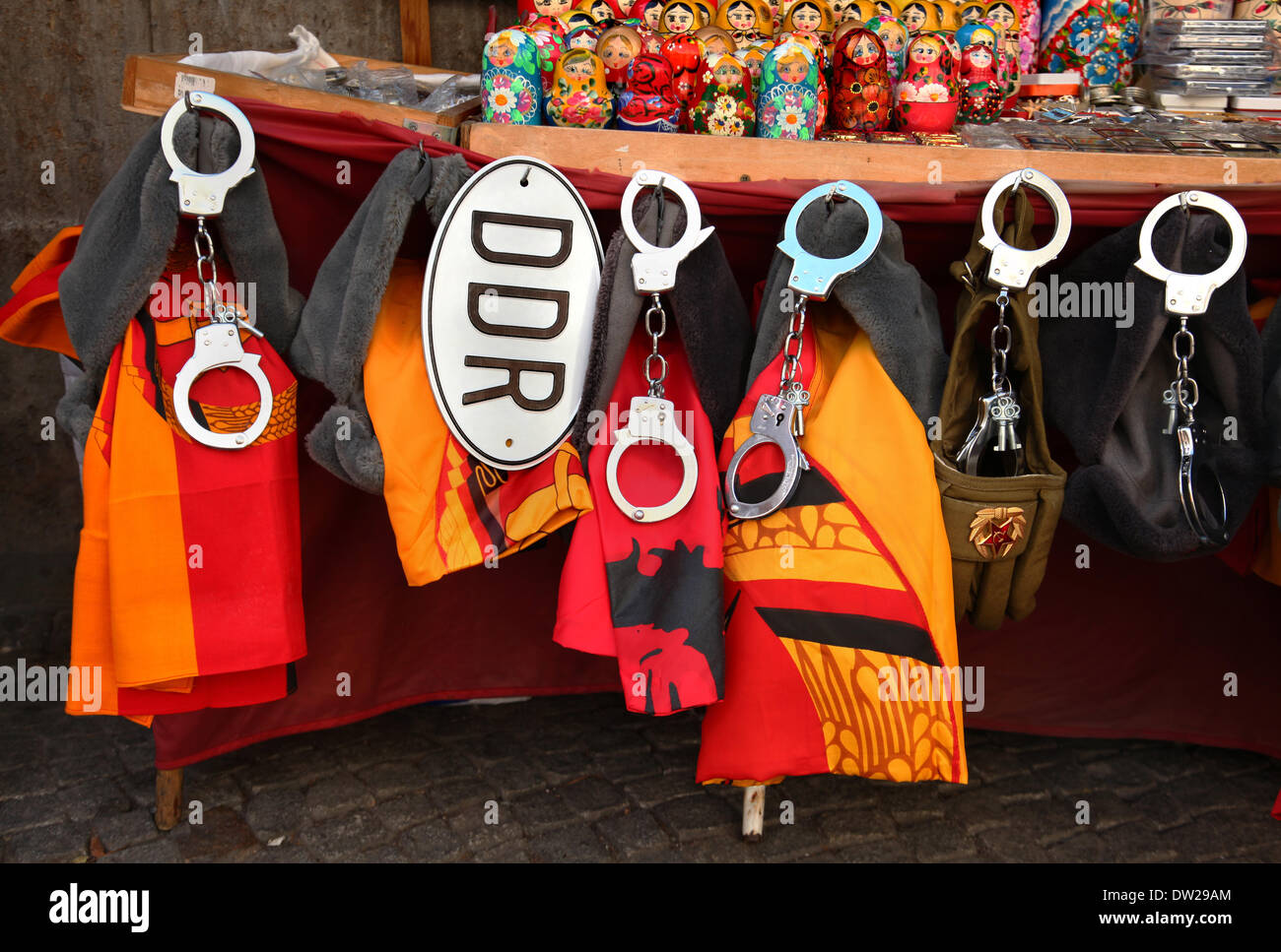 Negozio di souvenir sono in vendita presso il Checkpoint Charlie a Berlino, agosto 01, 2013. Un numero sempre maggiore di turisti venuti per la capitale tedesca ogni anno. La foto è parte di una serie sul turismo a Berlino. Foto. Wolfram Steinberg dpa Foto Stock