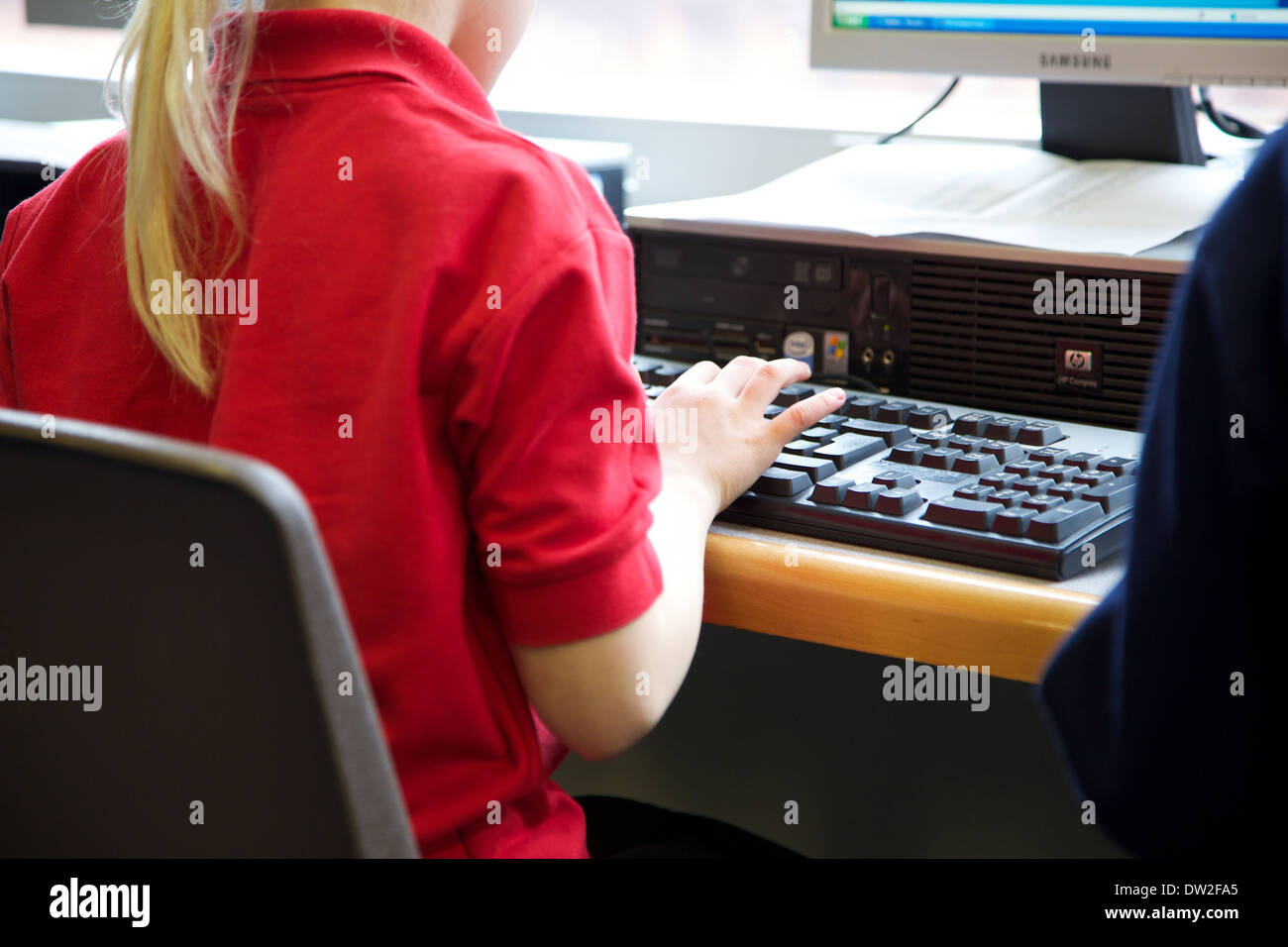 Un REGNO UNITO British schoolchild lavorando a un PC desktop in una lezione di ICT Foto Stock