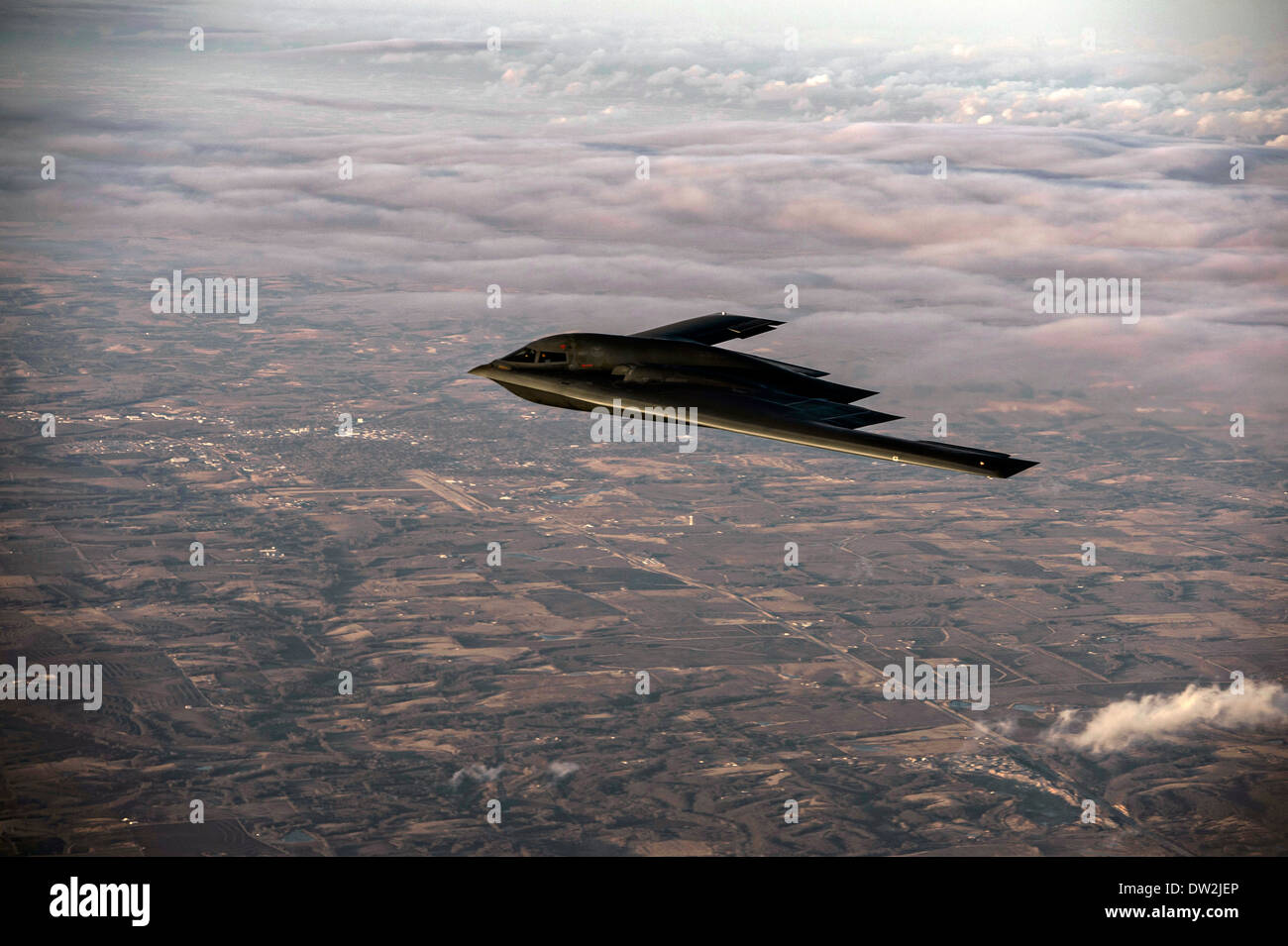 Un US Air Force B-2 Spirit bombardiere Stealth aeromobili vola sopra Whiteman Air Force Base di Febbraio 20, 2014 nella manopola Noster, MO. Foto Stock