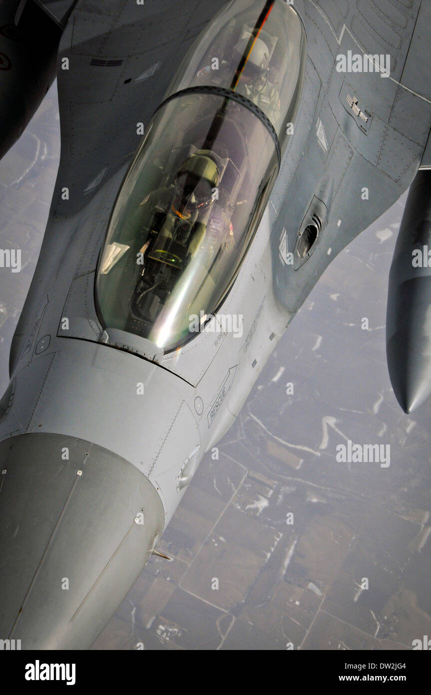 Un US Air Force F-16D Fighting Falcon manovre di aeromobili in posizione durante un'antenna operazione di rifornimento con una KC-135 Stratotanker aeromobile 18 febbraio 2014 su Arizona. Foto Stock