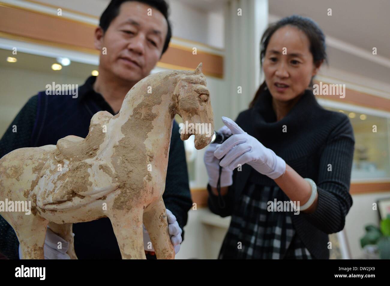Jiayuguan, la Cina della provincia di Gansu. 26 Febbraio, 2014. Sun Wanhu (L), il curatore del museo Xionguan, e sua moglie controllare le reliquie culturali presso il museo nella città Jiayuguan, a nord-ovest della Cina di Provincia di Gansu, Feb 26, 2014. Sun Wanhu, un collezionista locale, costruito il Museo Xiongguan, il primo museo privato in città Jiayuguan, con più di 620 pezzi di reliquie culturali raccolti da se stesso per più di vent'anni. © Chen Bin/Xinhua/Alamy Live News Foto Stock