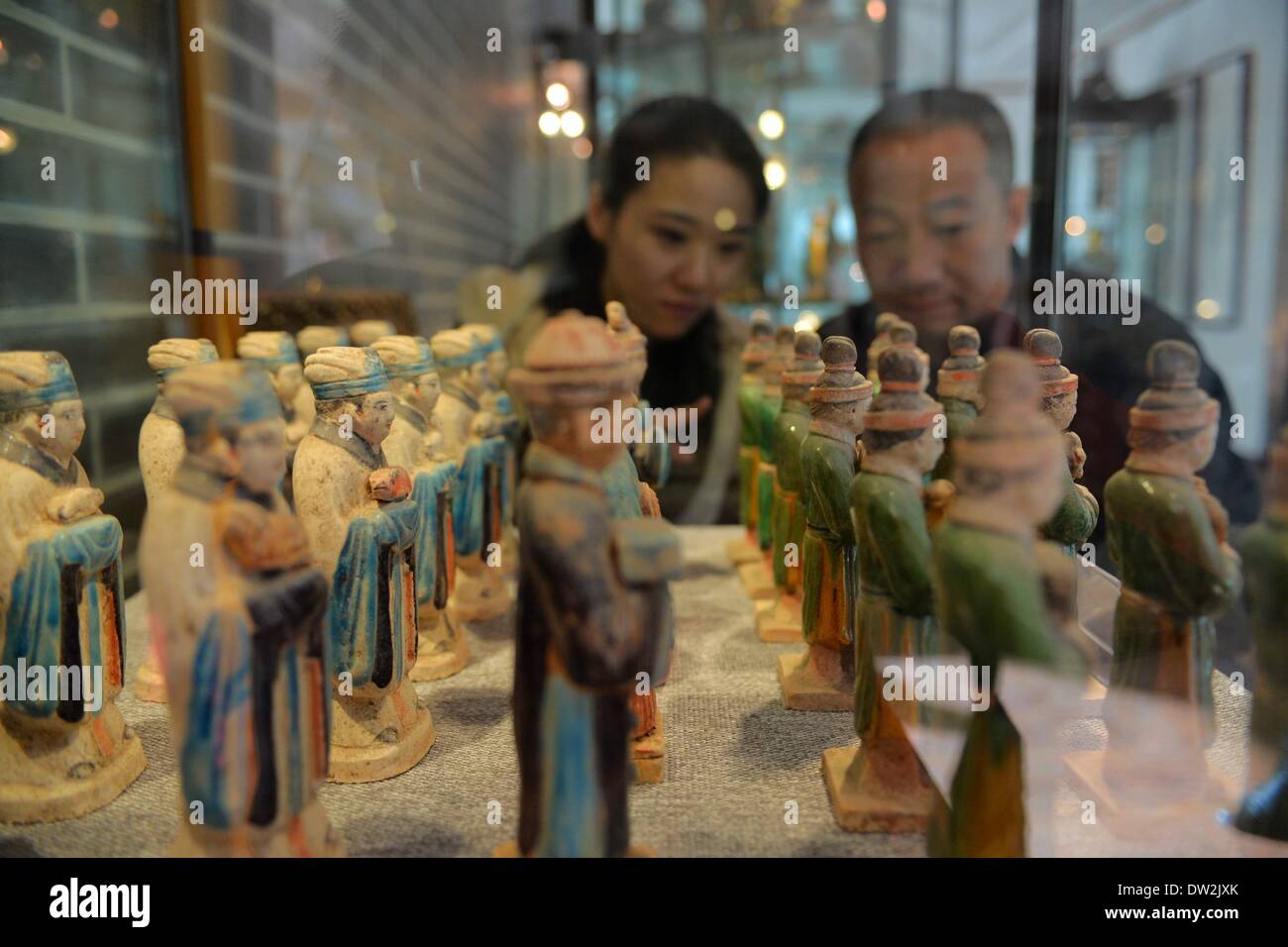 Jiayuguan, la Cina della provincia di Gansu. 26 Febbraio, 2014. Cittadini guarda al Museo Xiongguan Jiayuguan in città, a nord-ovest della Cina di Provincia di Gansu, Feb 26, 2014. Sun Wanhu, un collezionista locale, costruito il Museo Xiongguan, il primo museo privato in città Jiayuguan, con più di 620 pezzi di reliquie culturali raccolti da se stesso per più di vent'anni. © Chen Bin/Xinhua/Alamy Live News Foto Stock