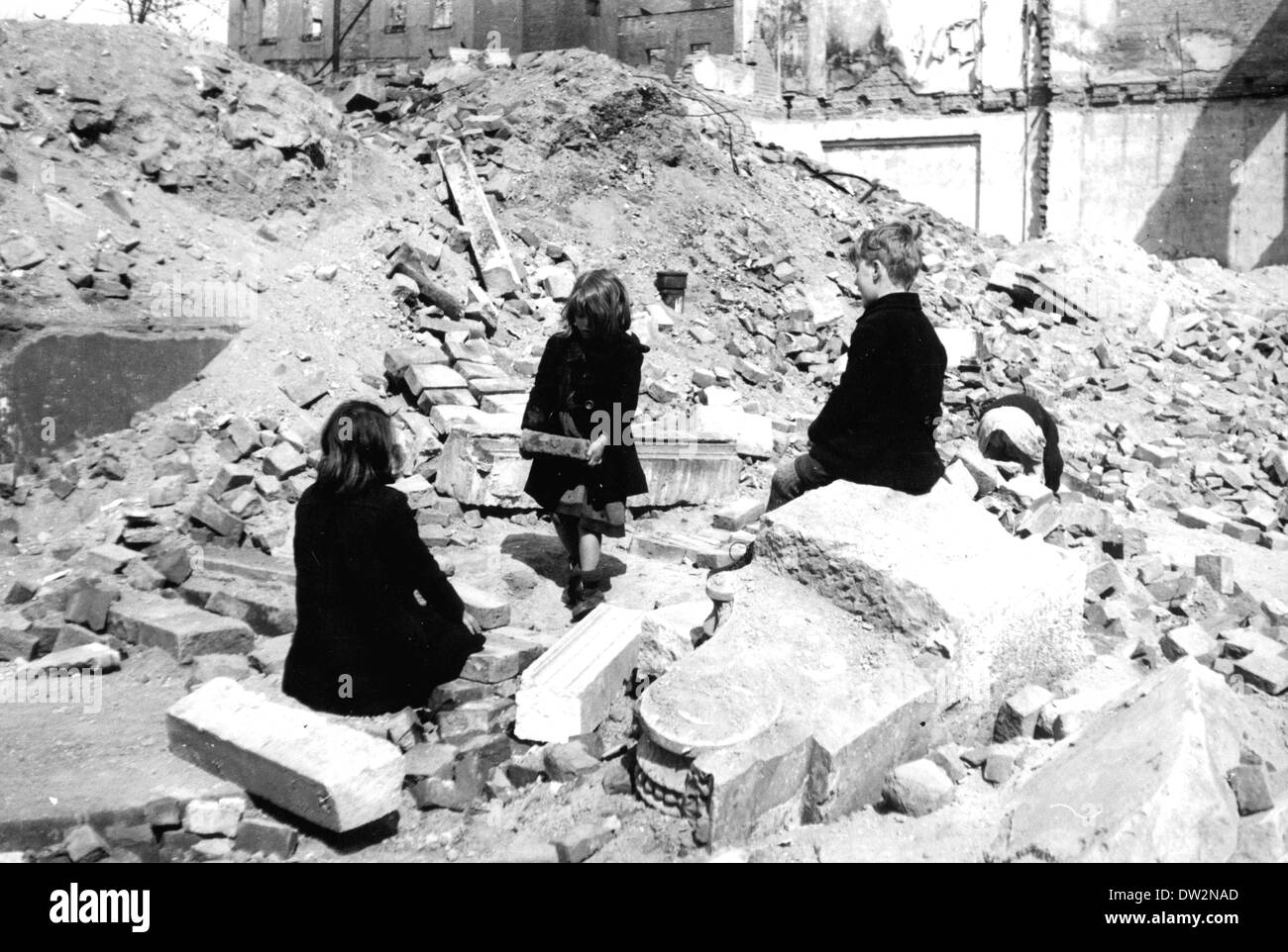 I bambini giocano in detriti di case distrutte nella seconda guerra mondiale di Lipsia 1945. Foto: Voller Ernst Agenzia - NESSUN SERVIZIO DI FILO Foto Stock