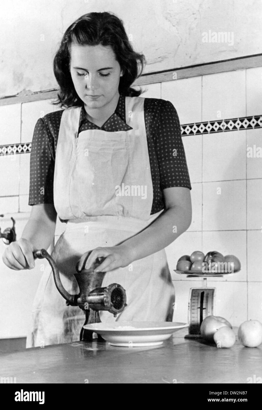 Una giovane donna percola i pomodori verdi per fare la marmellata, nella foto a Berlino, in Germania, dopo la guerra 1945. Fotoarchiv für Zeitgeschichtee - NESSUN SERVIZIO DI CABLAGGIO Foto Stock