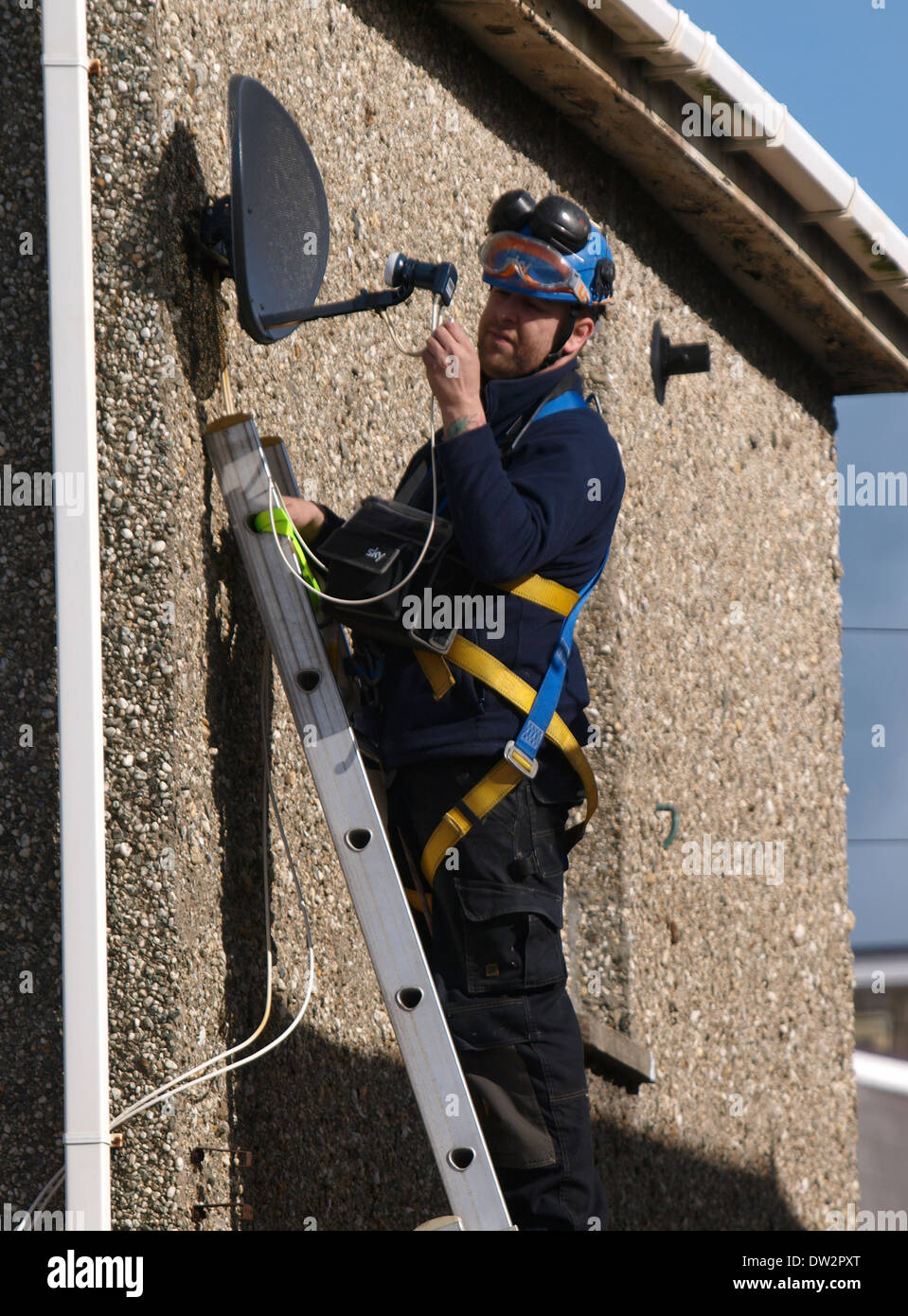 Sky TV engineer installazione parabola satellitare, Cornwall, Regno Unito Foto Stock