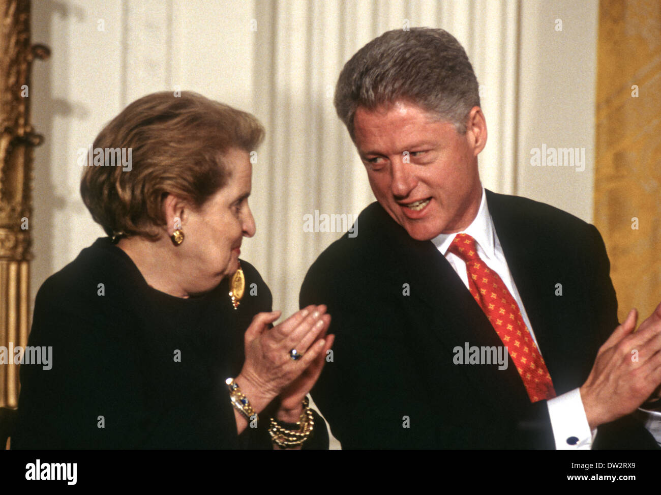 Il Presidente degli Stati Uniti Bill Clinton parla con il Segretario di Stato Madeline Albright durante un evento presso la Casa Bianca Marzo 11, 1998 a Washington, DC. Foto Stock